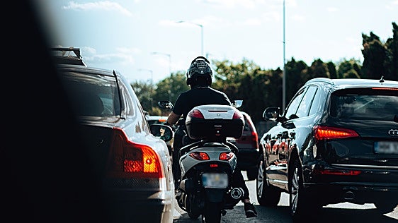 La DGT actualiza el reglamento a partir del 1 de octubre: las motos podrán circular por el arcén cuando haya tráfico