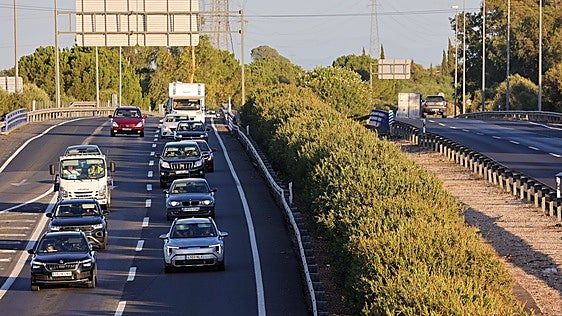 Dos asociaciones amenazan con parar aún más el tercer carril en la AP-4 por el medio ambiente