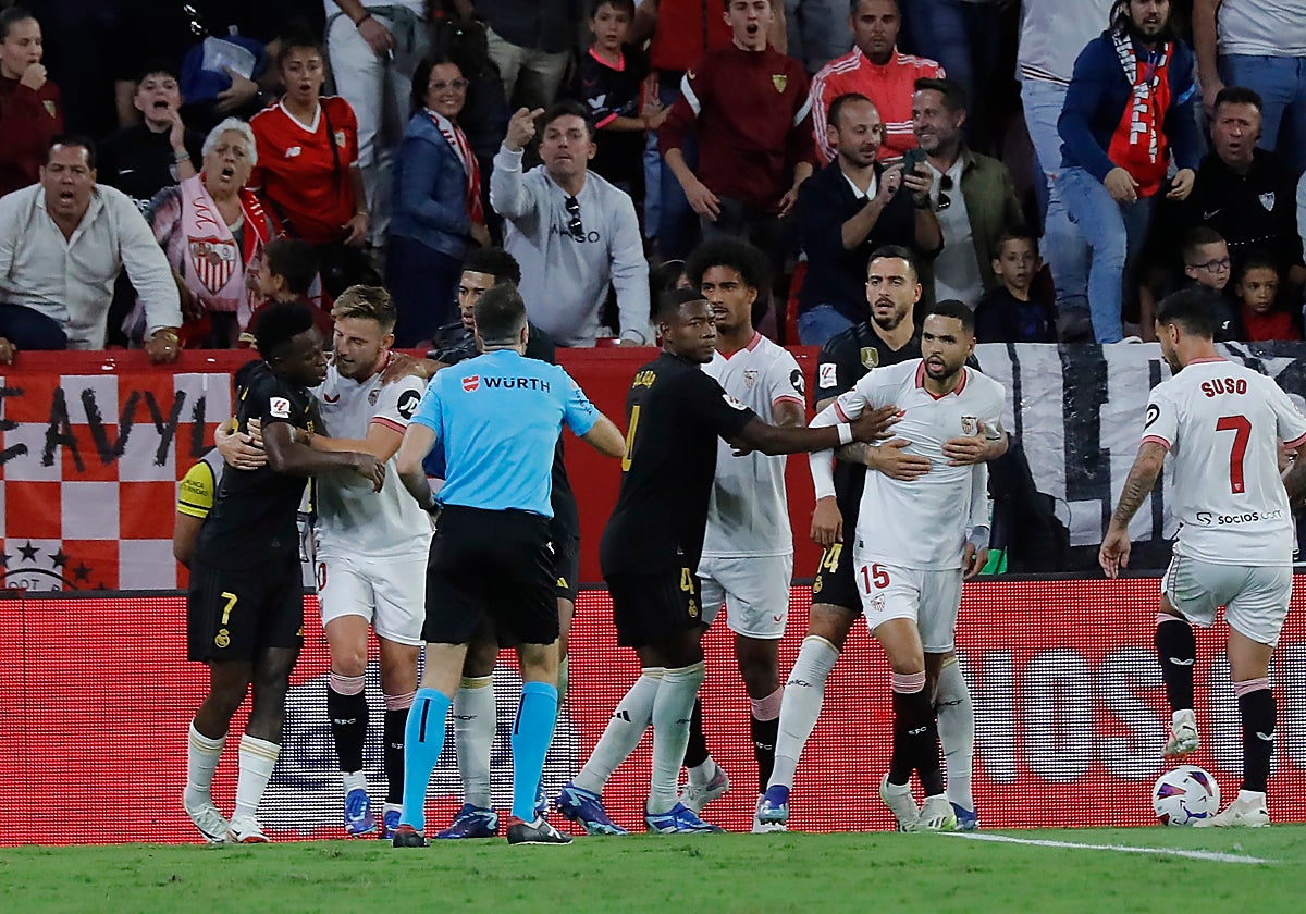 Un aficionado del Sevilla FC se juega ir a la cárcel por llamar «mono» a Vinicius: «Uh, uh, uh...»