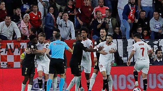 Un aficionado del Sevilla FC se juega ir a la cárcel por llamar «mono» a Vinicius: «Uh, uh, uh...»