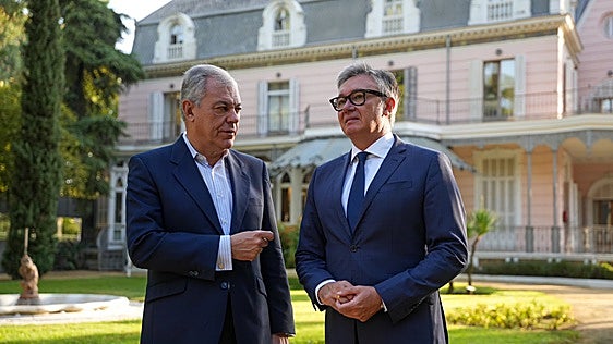 José Luis Sanz se reúne con Manuel Gavira para poner sobre la mesa una tasa turística para Sevilla