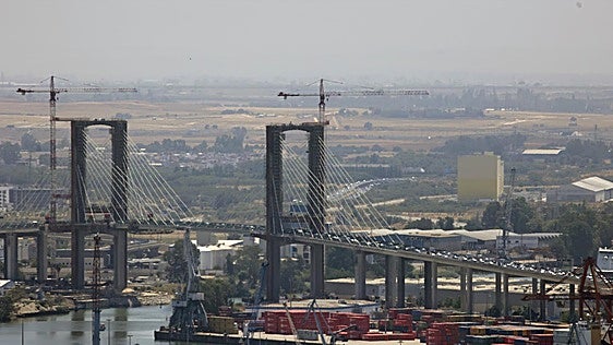 Un accidente múltiple corta dos carriles del puente del Centenario