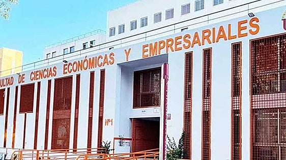La Audiencia confirma la «intención sexual» del profesor de la US que abusó de tres alumnas