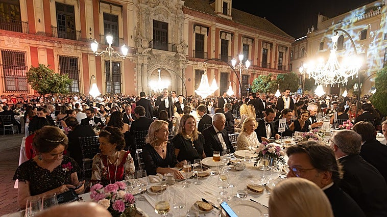 La Consejería de Turismo pagó 18.000 euros a Escaparate para la gala en la plaza Virgen de los Reyes