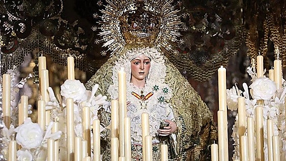 La Macarena tarda dos horas más en entrar que la Esperanza de Triana