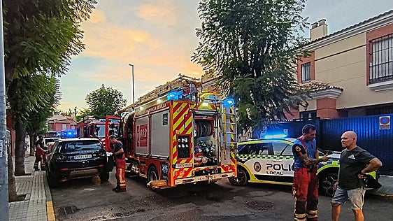 Desalojan un bloque de pisos junto a la estación de metro de San Juan Alto por un incendio en una vivienda