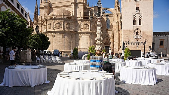 Denuncian por la vía penal a las administraciones que autorizaron la cena de Escaparate a los pies de la Giralda de Sevilla