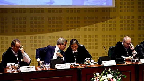 El rector de la Olavide permite un escrache contra el consejero de Universidades