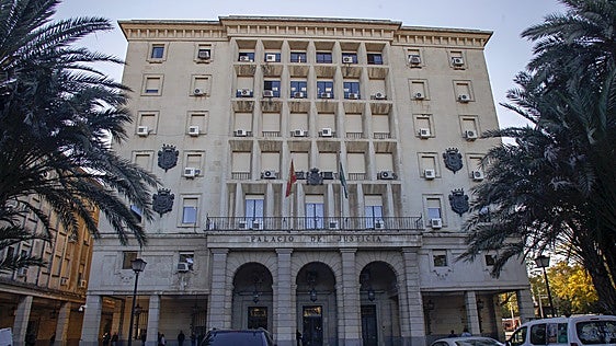 Una sevillana reclama millones de euros a un gran empresario como «heredera forzosa» tras ser declarada hija suya