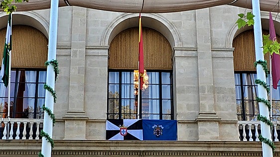 El Ayuntamiento de Sevilla cuelga las banderas de Ceuta y Melilla en «defensa de su españolidad»