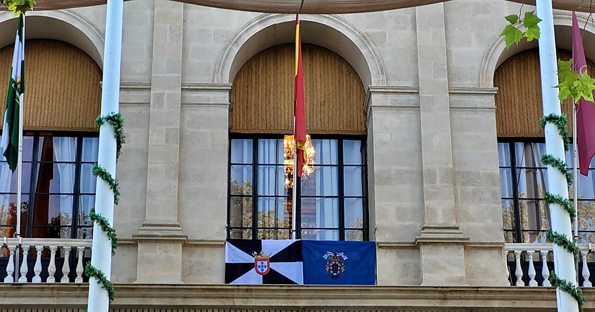 El Ayuntamiento de Sevilla cuelga las banderas de Ceuta y Melilla en «defensa de su españolidad»