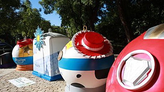 Un viaje gratis a Disneyland París escondido en la basura de Sevilla: dónde encontrar los contenedores 'mágicos'