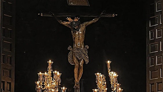 La restauración del Cristo del Amor está permitiendo tener una visión más definida de la policromía del crucificado