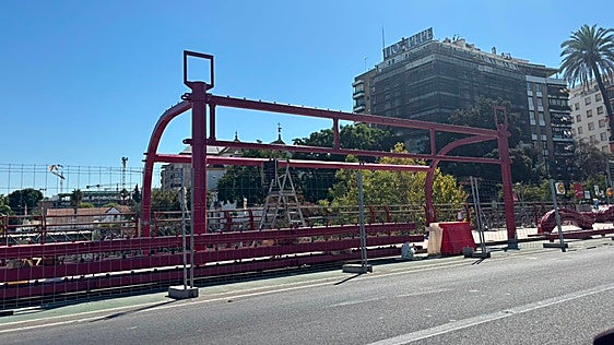 Las estructuras de los toldos llegan al puente de San Telmo el primer día del otoño