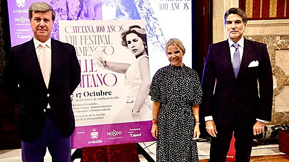 Cayetano y Eugenia Martínez de Irujo, junto al hermano mayor de los Gitanos, Emilio Jiménez