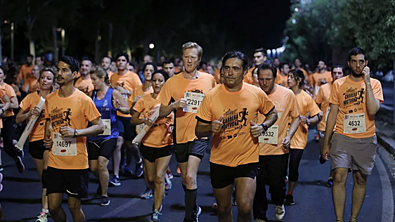Dónde ver pasar la Carrera Nocturna de Sevilla: los mejores puntos del recorrido para familiares y amigos