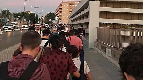 La falta de trenes colapsa cada mañana el metro en el Aljarafe