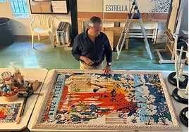 Ricardo Suárez ante el nuevo retablo cerámico de la Macarena