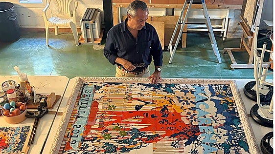 Ricardo Suárez ante el nuevo retablo cerámico de la Macarena
