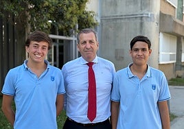 César Feliu, José Enrique González Eulate, director de 4ª ESO y Bachillerato, y Hugo Castenet