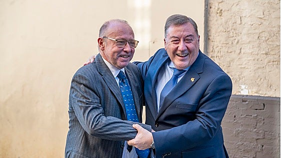 El pregonero de la Semana Santa de Sevilla de 2027, Enrique Barrero, en el Consejo de Cofradías tras su designación