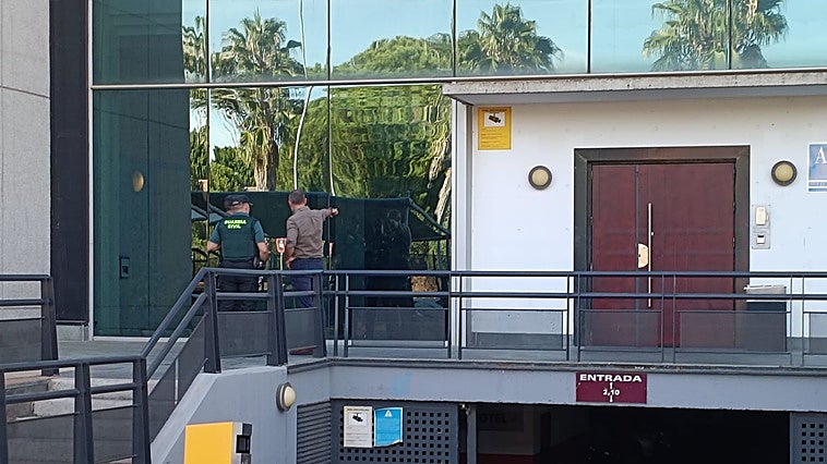 Un joven de 20 años mata a una prostituta en un apartamento turístico de Bormujos