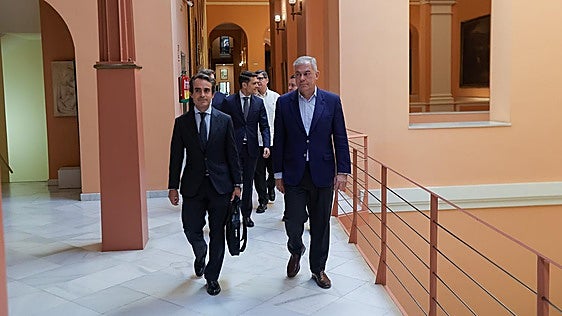 El consejero de Fomento, Mario Muñoz-Atanet, y el alcalde de Sevilla, José Luis Sanz