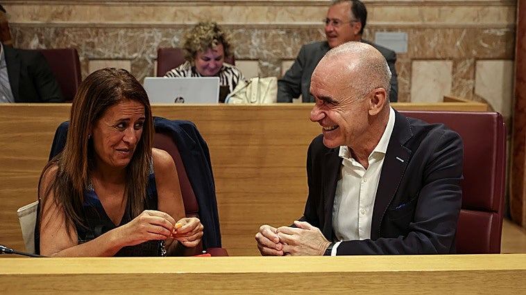 El PSOE de Sevilla vota a favor de apoyar a Ceuta en el Pleno pero lo rechaza en los distritos