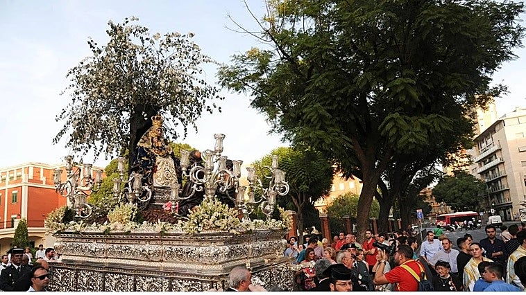 Sevilla afronta un 'supersábado' de procesiones de Gloria