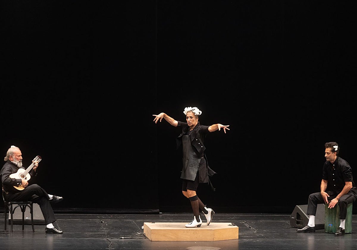 El 'Bolero' de Israel Galván, una de blanco y una de negro