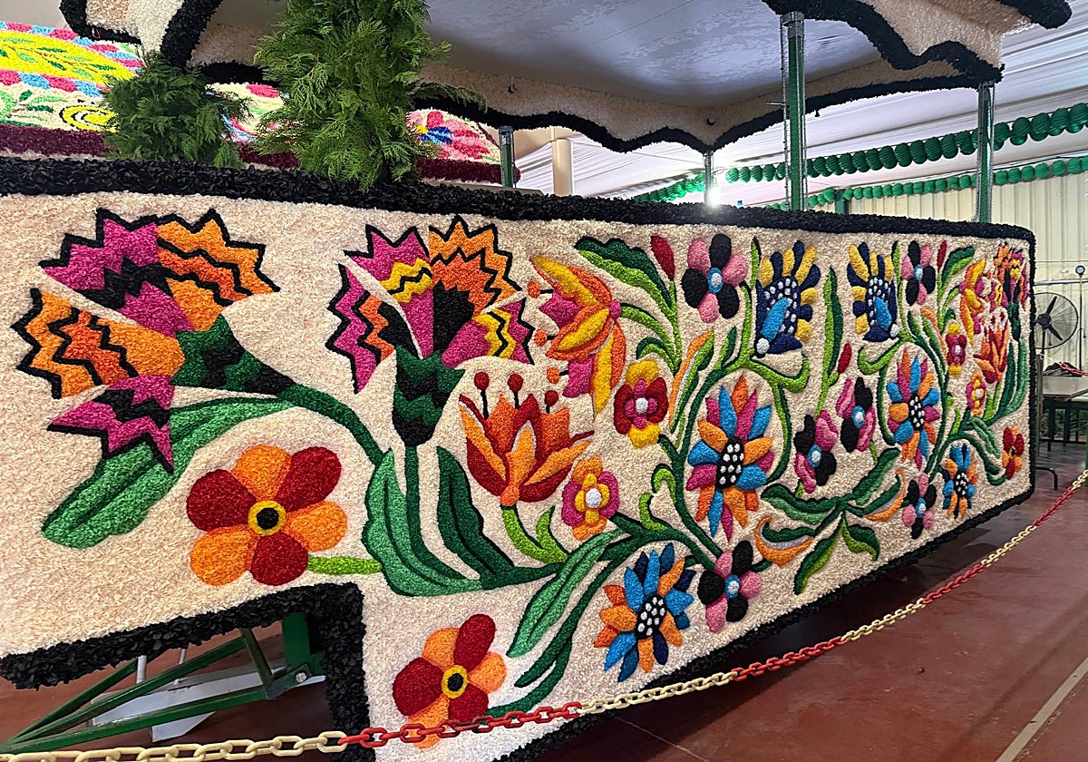 Un mantón bordado por 'Paquili' para Loewe inspira el diseño de una galera de la romería de Valme