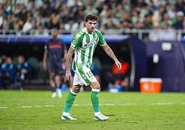 El jugador bético Troy Parrott, victima de uno de los robos