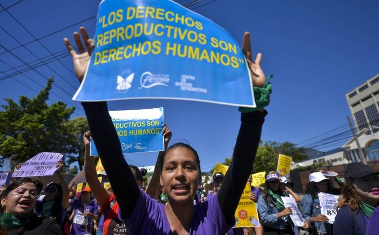 La Justicia de El Salvador condena a 50 años de cárcel una joven acusada de abortar