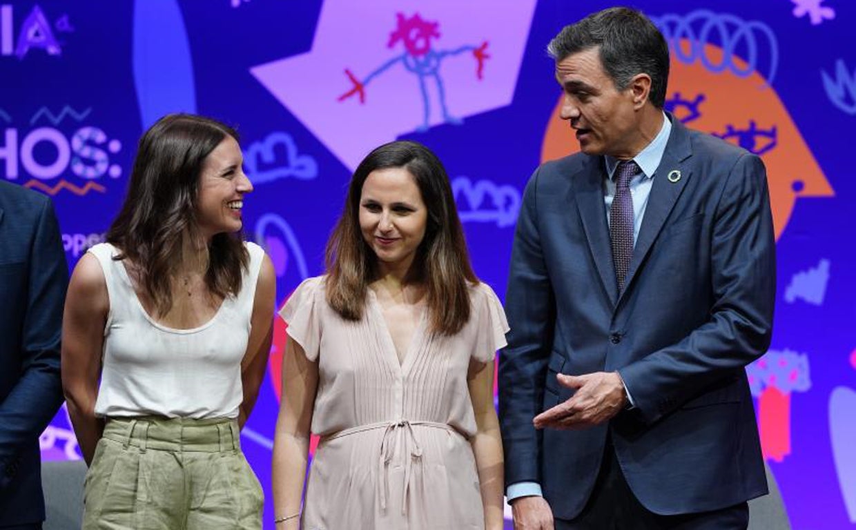 Las ministras de Igualdad y Derechos Sociales, Irene Montero y Ione Belarra, junto a Pedro Sánchez