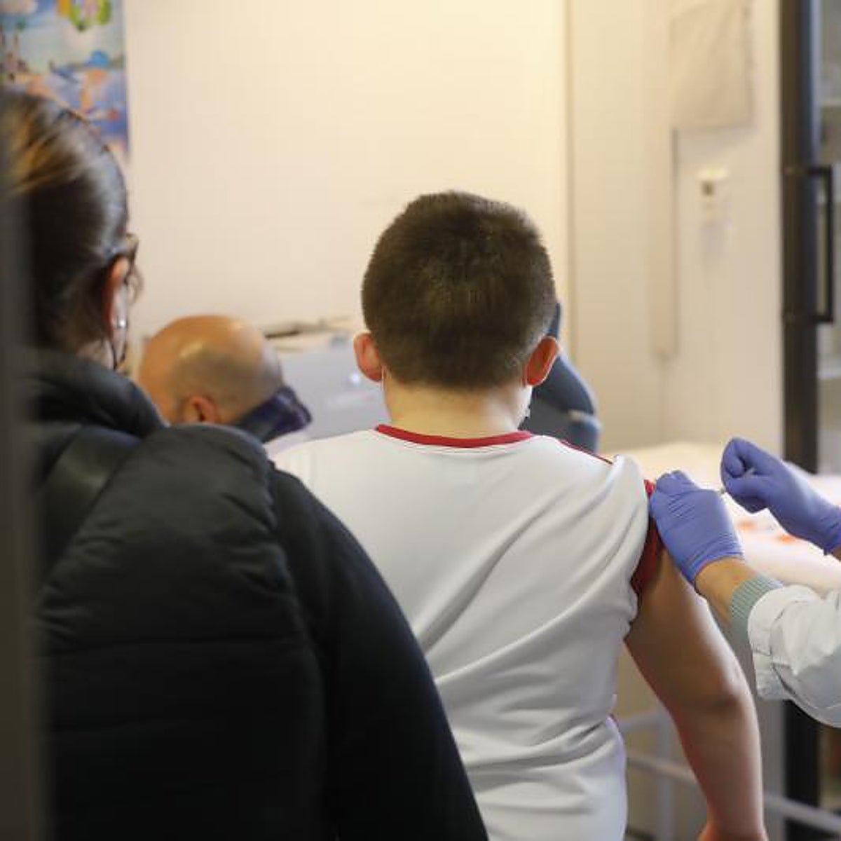 Las vacaciones y la séptima ola del Covid reactivan con timidez las dosis de refuerzo