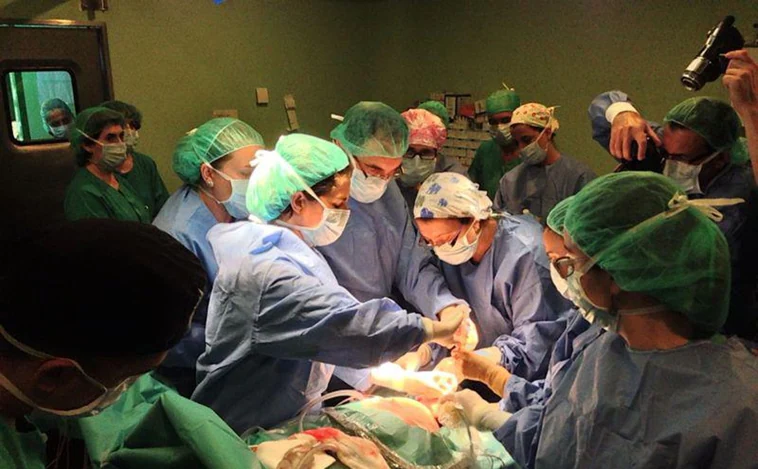 Un anestesista viola a una paciente a la que estaba realizando una cesárea