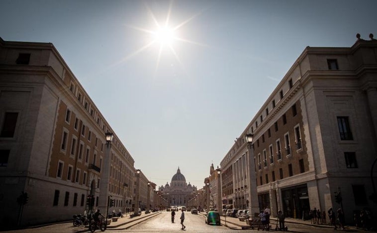 El Papa abre la puerta a legislar sobre el estatus del Papa emérito