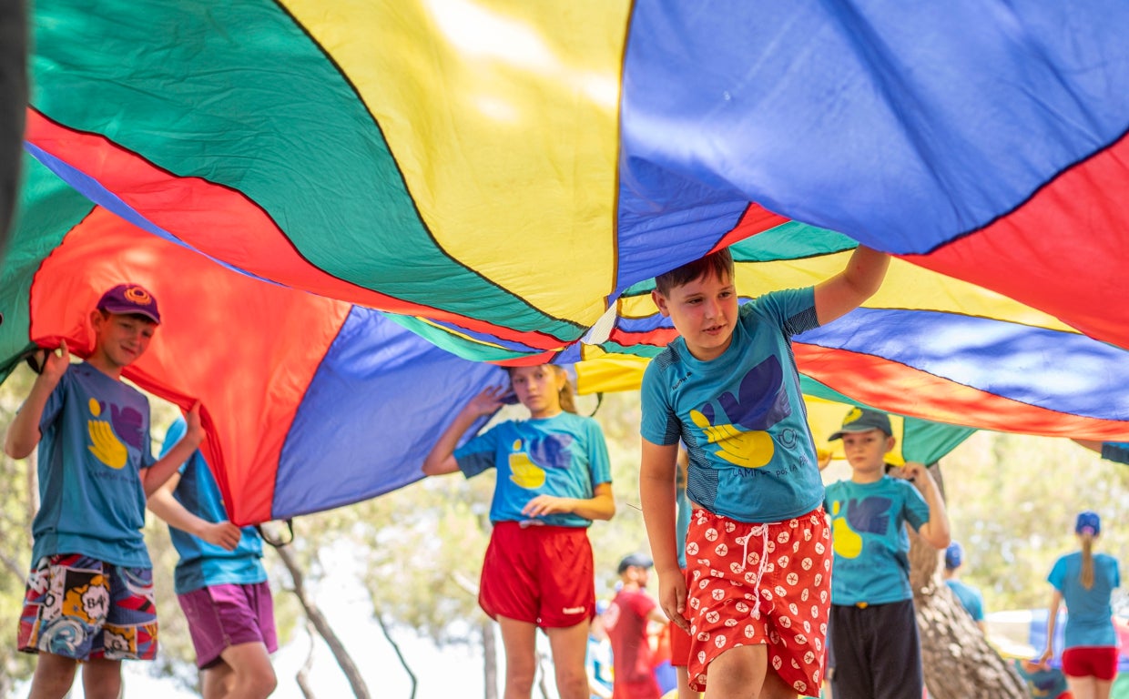 Varios de los niños hacen uno de los juegos propuestos por los monitores