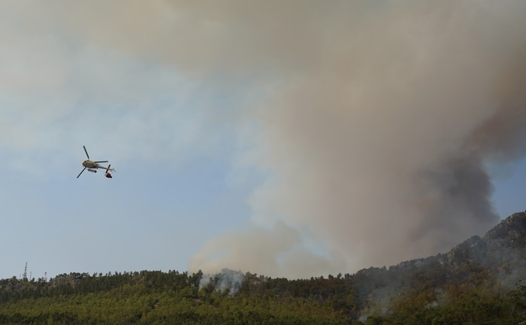 El incendio en Casas de Miravete (Extremadura) se complica y atraviesa la A-5