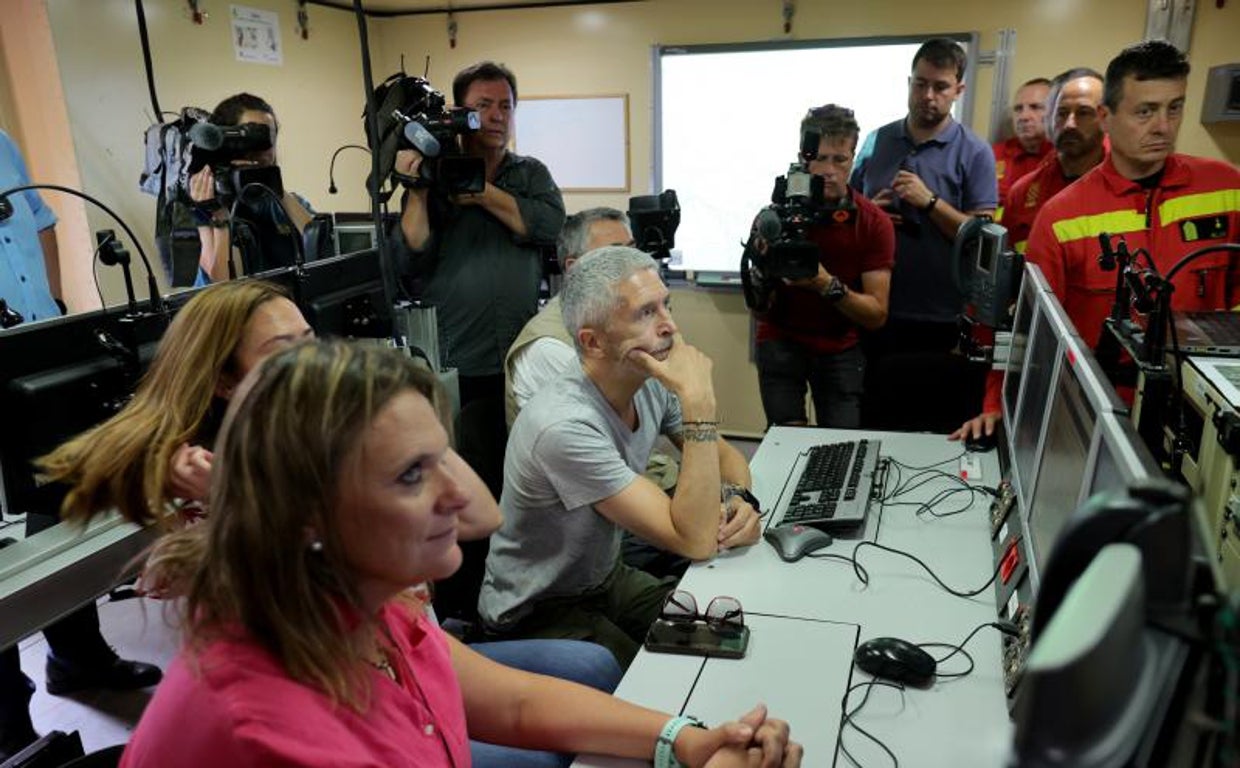 El ministro de Interior, Fernando Grande-Marlaska (c), visita el puesto de mando del incendio declarado en la zona de Monsagro, este sábado, en El Maíllo, Salamanca