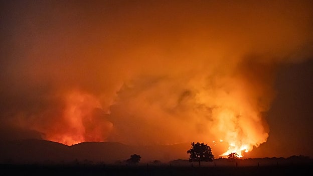 Las llamas han continuado esta noche devorando Monsagro