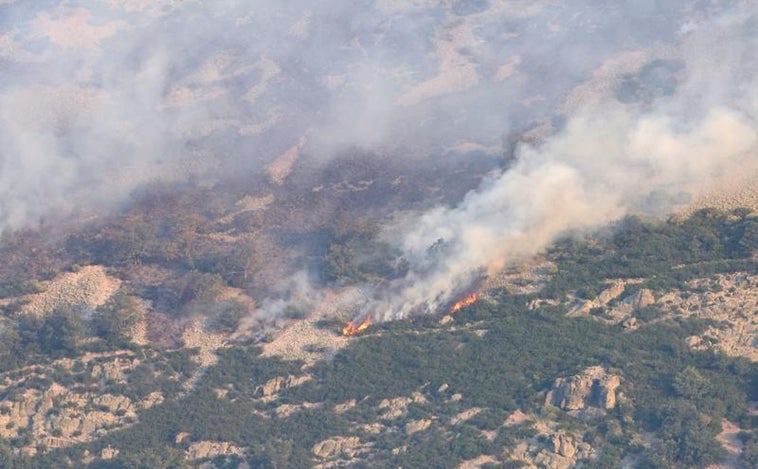 Desalojos masivos, carreteras cortadas y miles de hectáreas arrasadas por el fuego