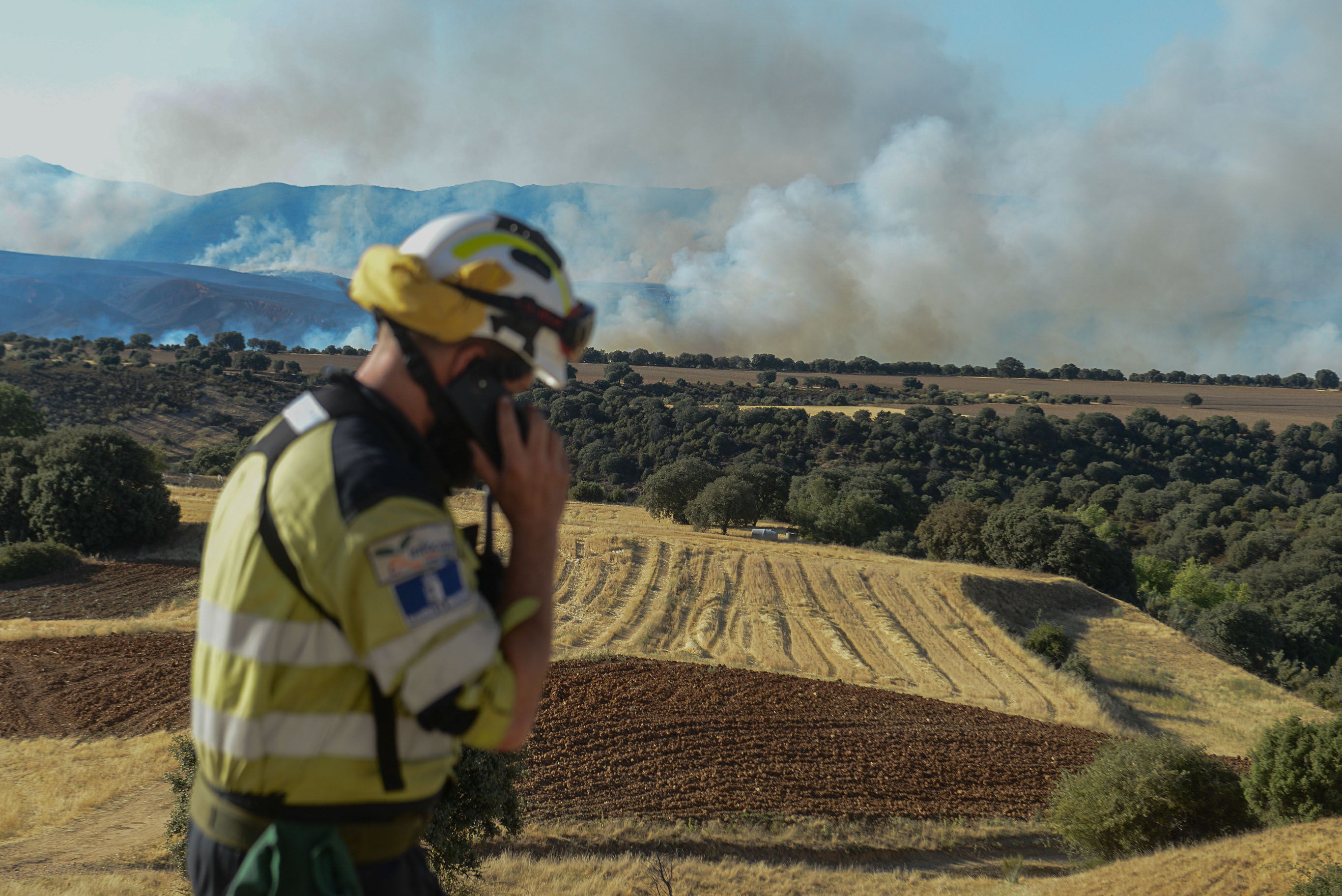 Un bombero forestal asiste a la zona del incendio declarado en Valdepeñas de la Sierra (Guadalajara)