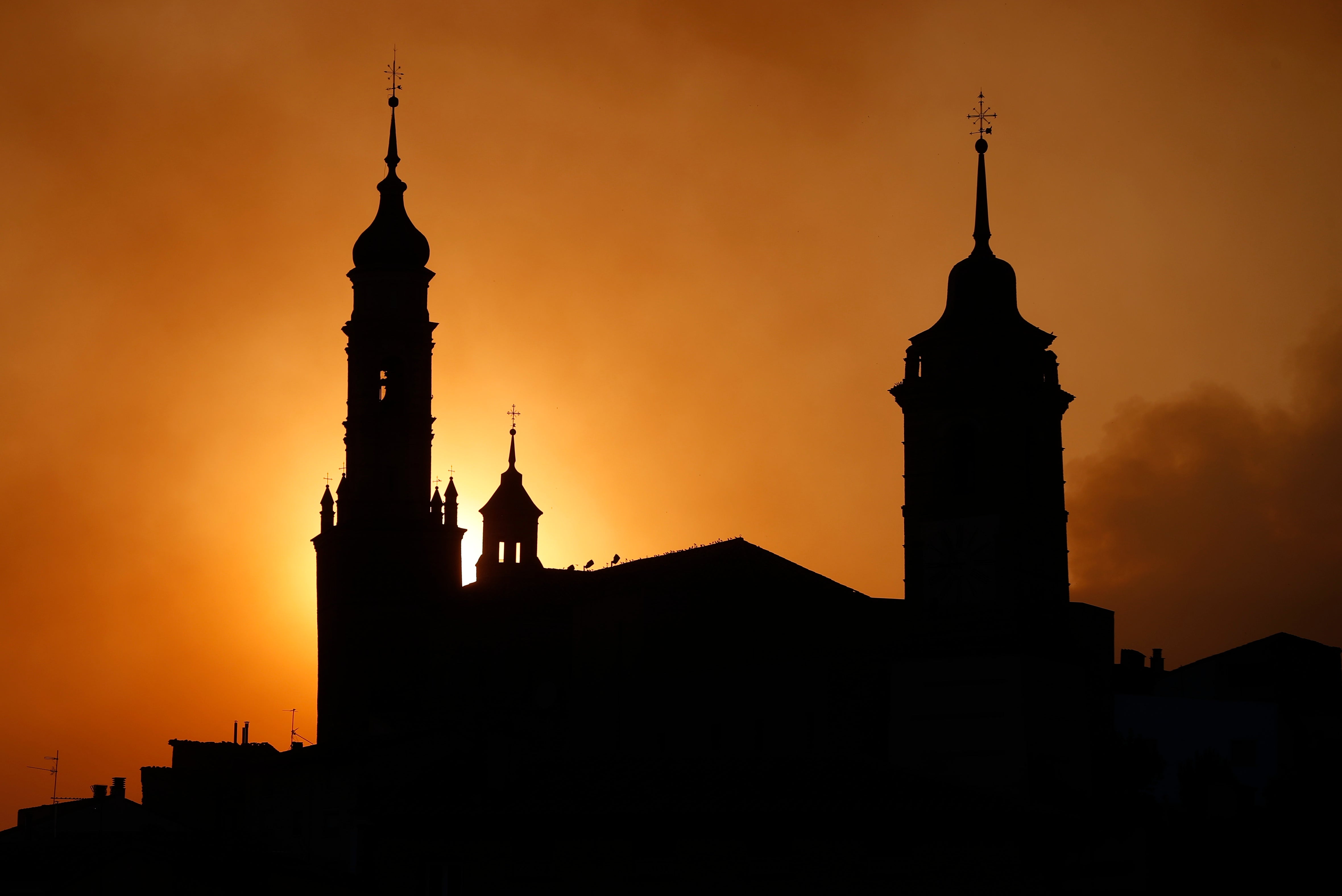 Puesta de sol vista desde la localidad de Ateca (Zaragoza), con un cielo teñido por el humo y las llamas provocado por el incendio que ha obligado a elevar a nivel 2 el Plan Especial de Protección Civil de Emergencias