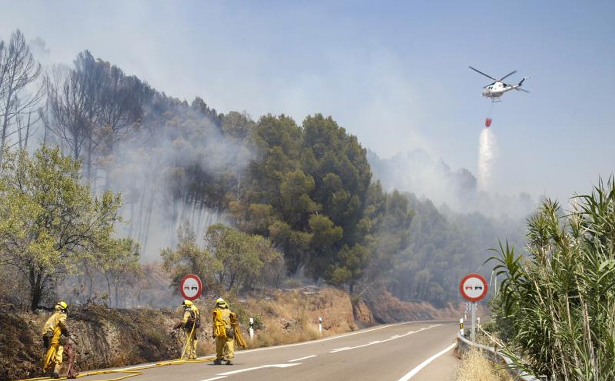 Operarios trabajando en el incendio de Ateca, uno de los más virulentos de los últimos años en Aragón