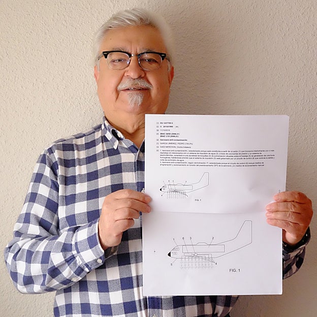 Pedro García muestra la patente del avión cisterna que ha diseñado