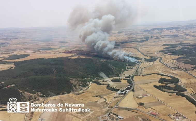 Siete medios aéreos participan en sofocar el incendio de Carcastillo, en Navarra