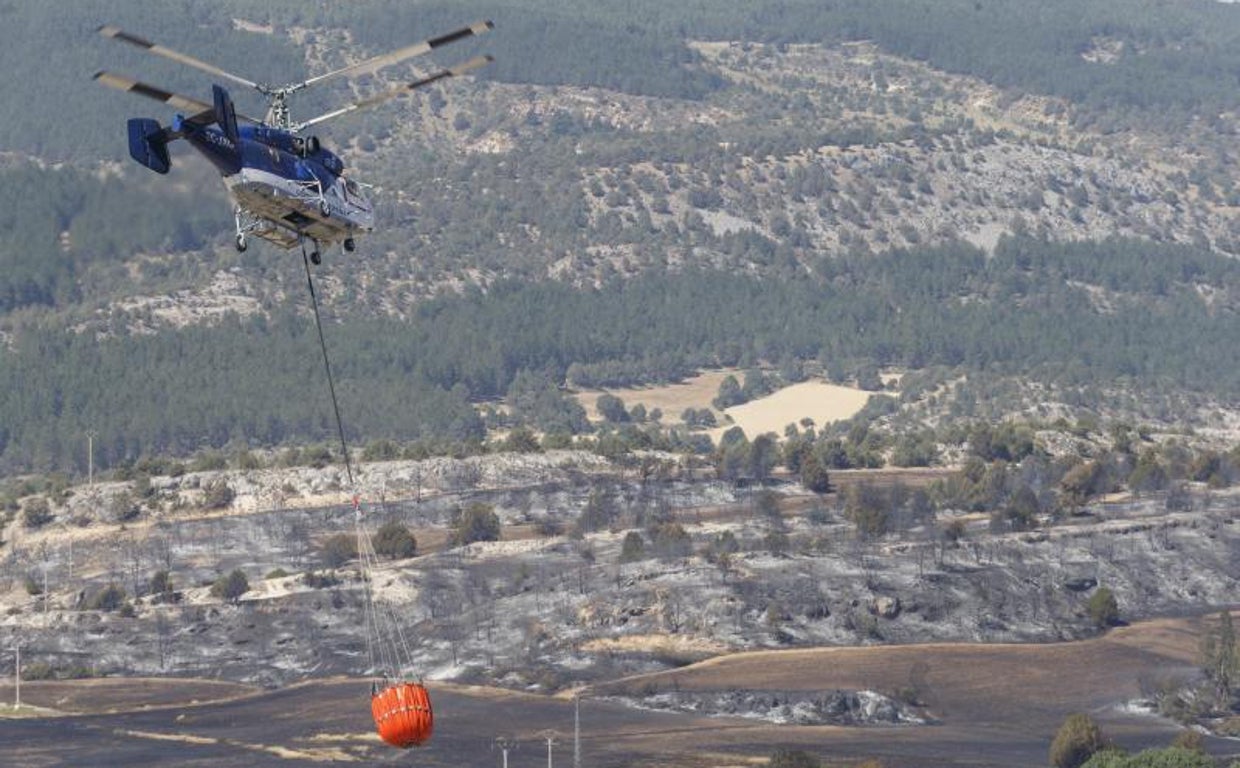 Un helicóptero trabaja en las tareas del incendio originado en Quintanilla de Coco (Burgos)