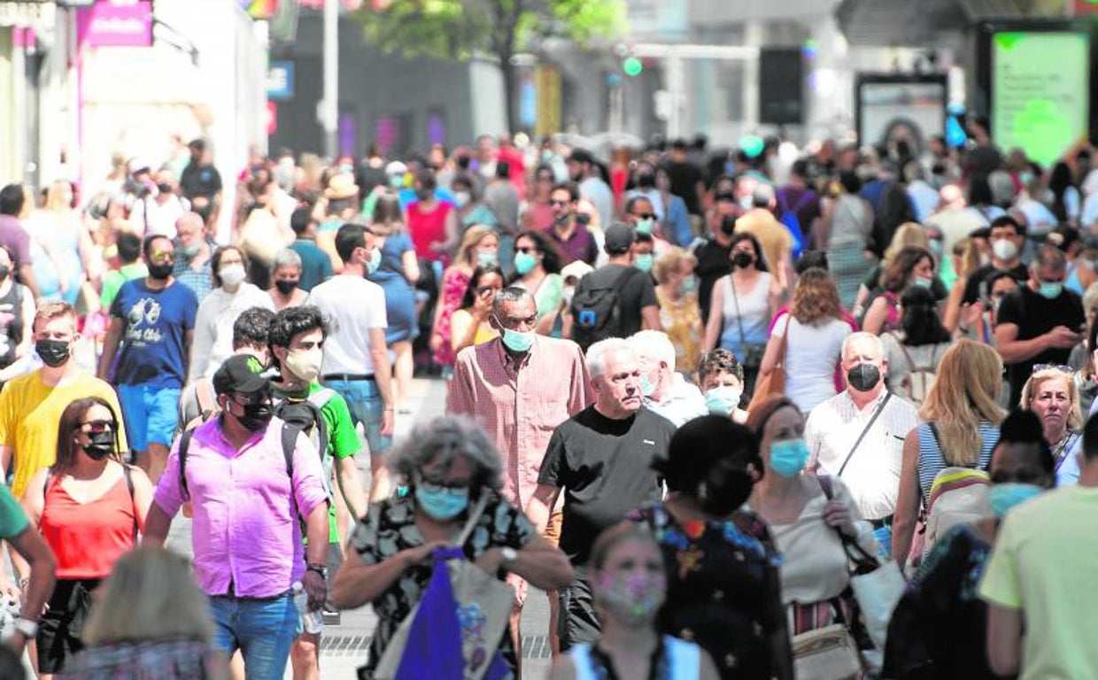 Personas paseando con y sin mascarilla