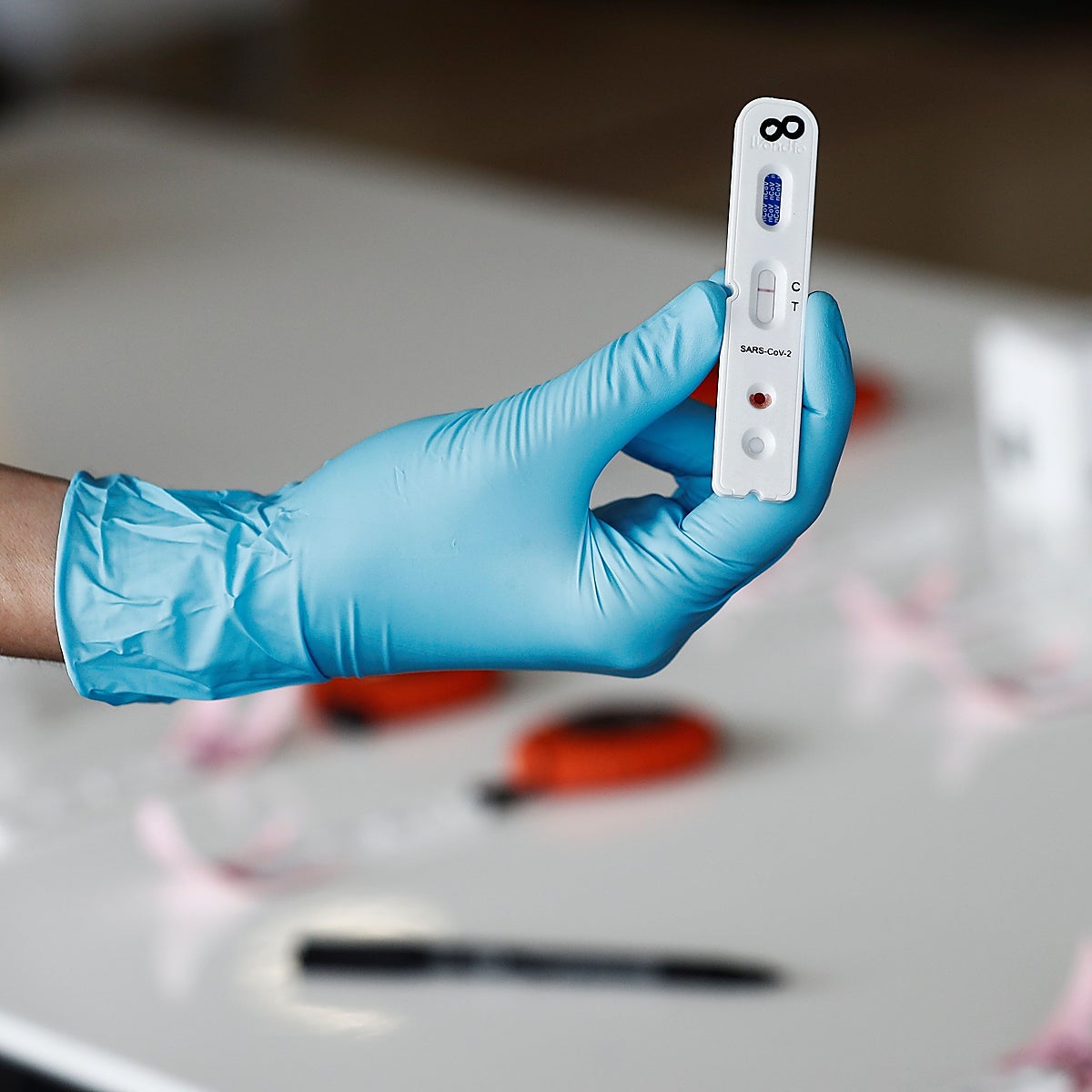 ¿Qué hago si tengo síntomas de coronavirus pero doy negativo en el test de antígenos?